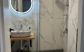 Victoria 1 Room Apartment- Self Check In 24H